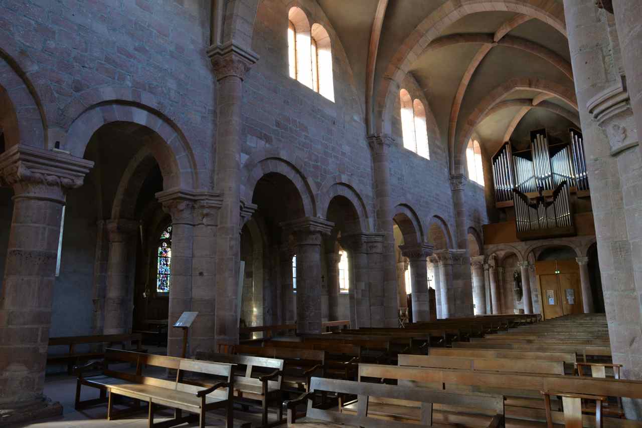 Le bas-côté sud , la nef et les orgues