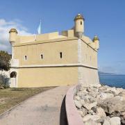 Le Bastion, fortin du XII° siècle qui a recouvré ces couleurs d'origine, abrite....