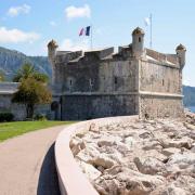 Le Bastion, fortin du XII° siècle abrite l'un des deux musées Cocteau...