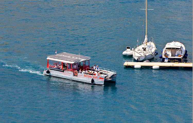 Le bateau bus permet de traverser le port Hercule