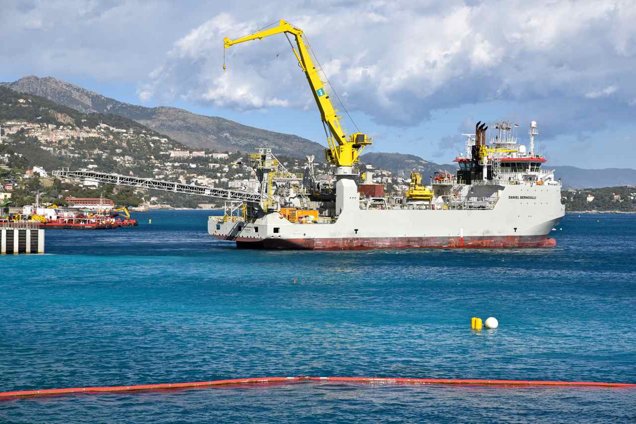 Le bateau Daniel Bernoulli débute le ballastage des caissons qui passeront...