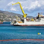 Le bateau Daniel Bernoulli débute le ballastage des caissons qui passeront...