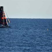 Le bateau suisse et la direction de course