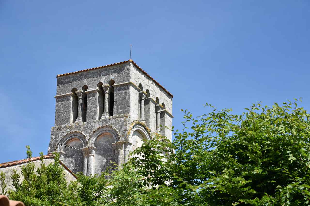 Le beau clocher saintongeais est une tour carrée très robuste