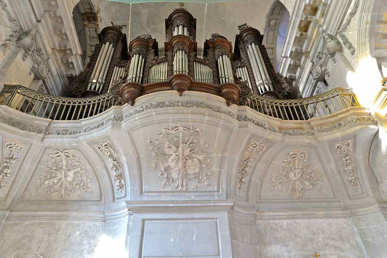 Le buffet d'orgues est orné d'instruments de musque sculptés