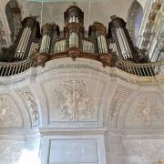 Le buffet d'orgues est orné d'instruments de musque sculptés