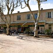 Le café de la place où Yves MONTAND et Lino VENTURA jouaient à la pétanque