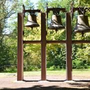 Le campanile, oeuvre de Jean Prouvé datant de 1975, supporte trois cloches...