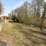 Le canal du Quatelbach, créé par Vauban, longe les remparts