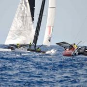 Le catamaran suisse surfe, l'italien le poursuit