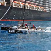 Le catamarnan suédois remorqué vers le lieu de la régate