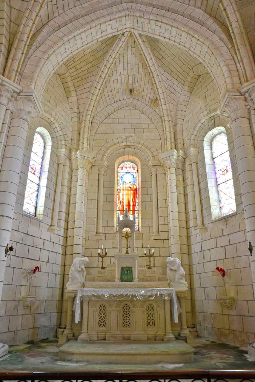 Le chœur et l'abside sont voûtés en ogive.