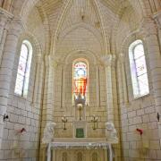 Le chœur et l'abside sont voûtés en ogive.