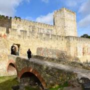 Le château conserve ses onze tours, dont le donjon où fut installé...