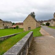 Le château d'Ozenay et l'église romane saints Gervais et Protais