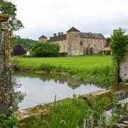 Le château d'Ozenay vu depuis le ruisseau de la Natouze