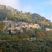 Le château domine Sainte-Agnes, un des plus beaux villages de France