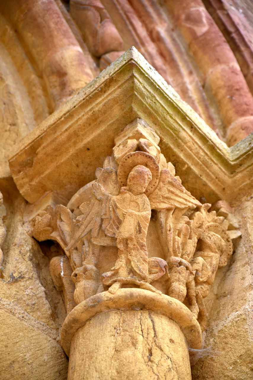 Le chapiteau à droite du portail représente l'Archange Gabriel