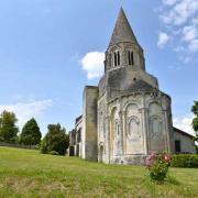 Le chevet à arcatudes et le le clocher octogonal  avec sa flèche en pomme de pin