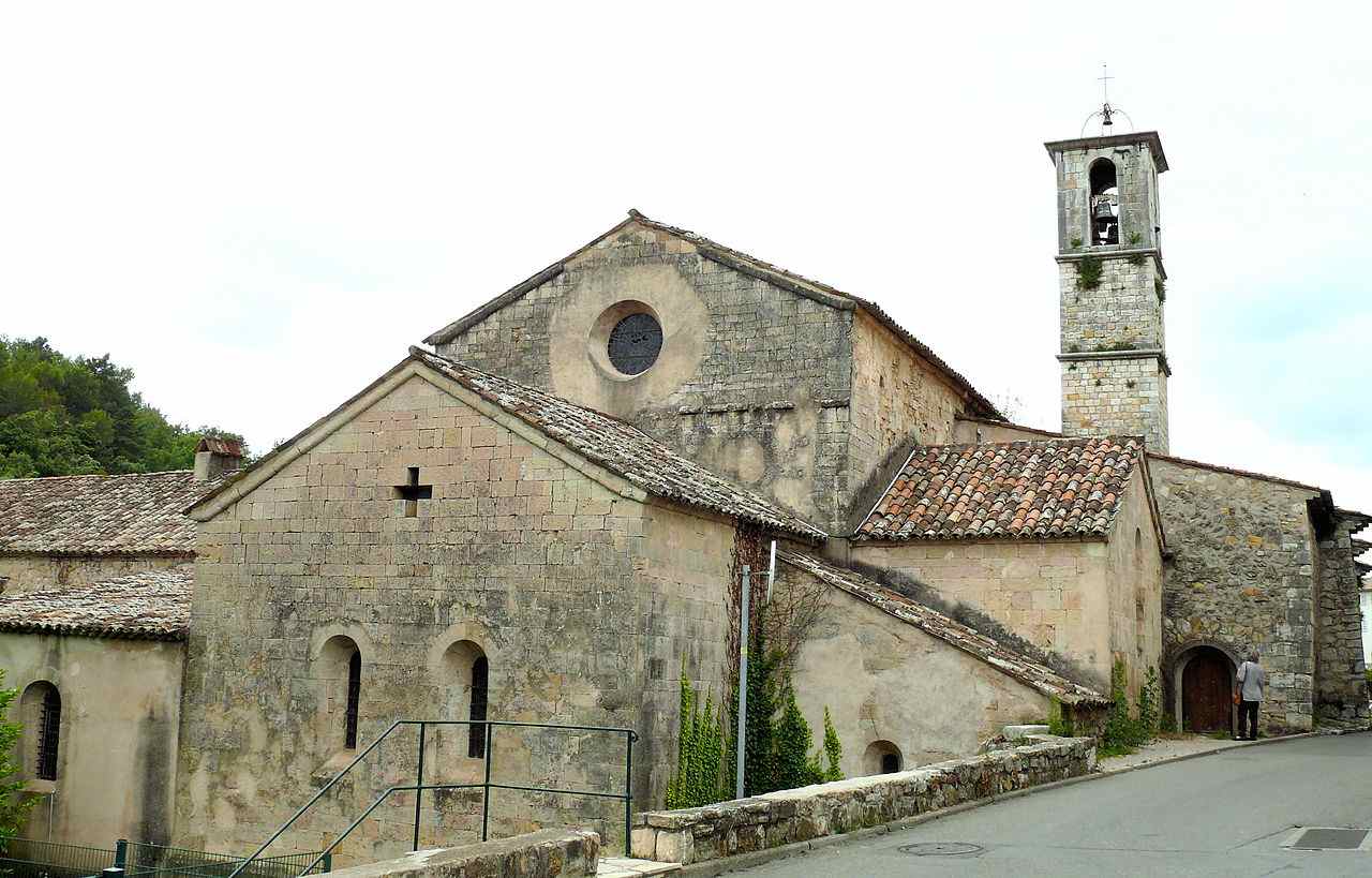 Le chevet plat de l'église romane, à droite la chapelle des pénitents blancs
