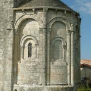 Le chevet est bâti sur l'église basse pour compenser le dénivelé du terrain...