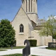 Le chevet et l'admirable clocher de l'église romane Notre Dame