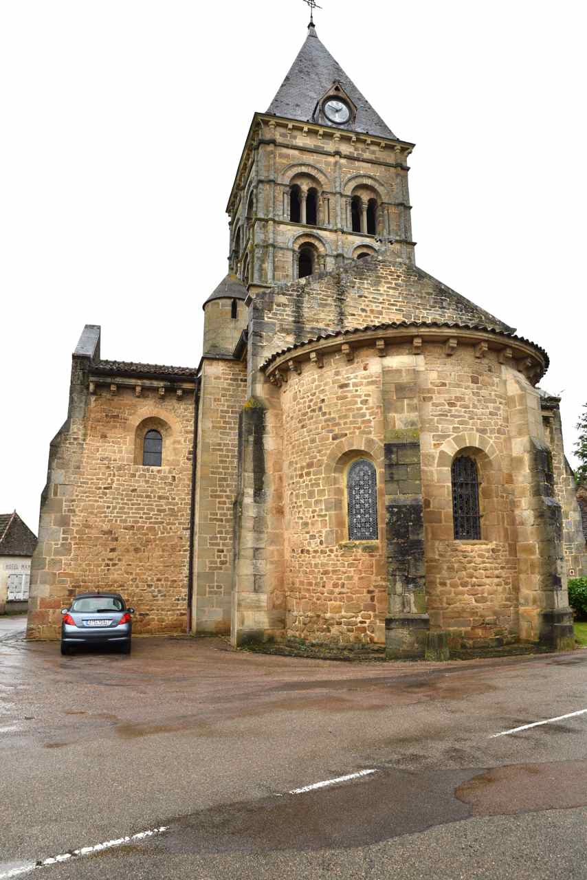 Le chevet et le clocher, qui surmonte la croisée  de transept, ...