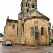 Le chevet et le clocher, qui surmonte la croisée  de transept, ...