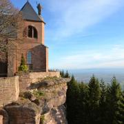 Le chevet surplombe le vide et la plaine d'Alsace