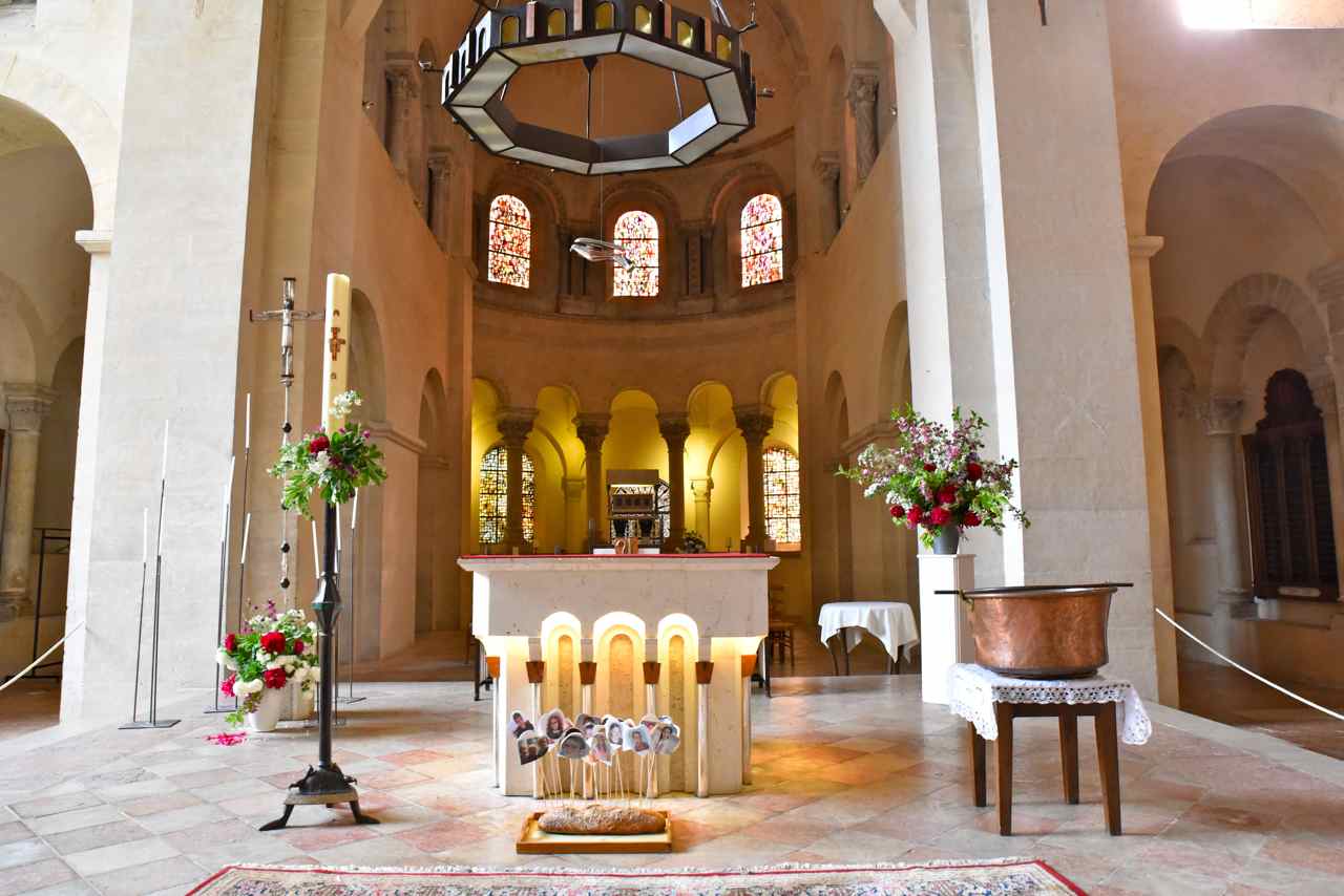 Le choeur en cul de four et l'autel contemporain