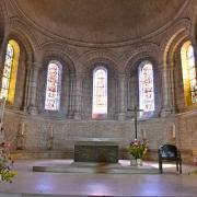 Le choeur et l'abside éclairés de vitraux contemporains, posés de 1967 à 1971...