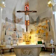 Le choeur et une belle peinture contemporaine