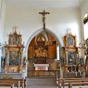 Le choeur gothique entouré de deux autels secondaires avec retable