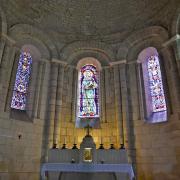 Le choeur, le maître-autel et les vitraux