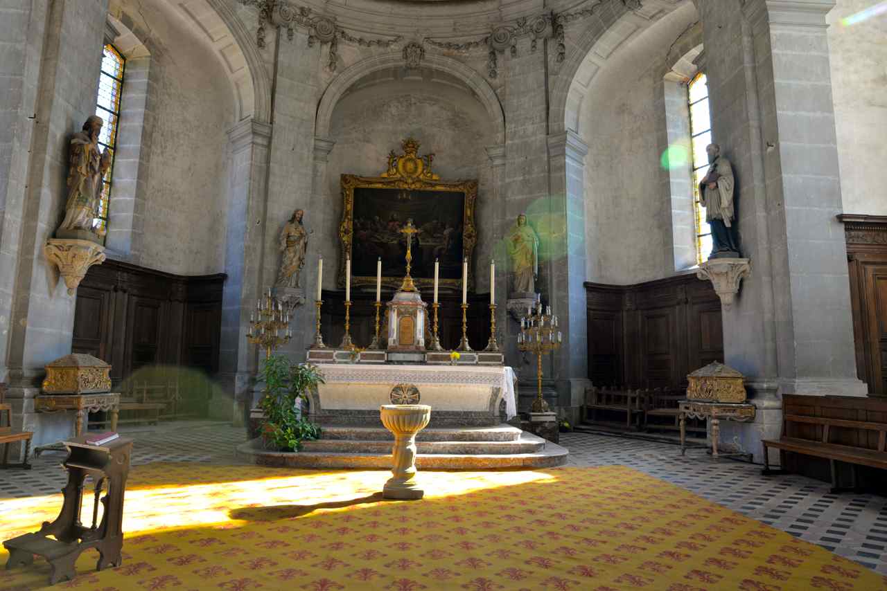 Le Choeur , les stalles, l'autel et les fonts baptismaux
