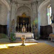 Le Choeur , les stalles, l'autel et les fonts baptismaux