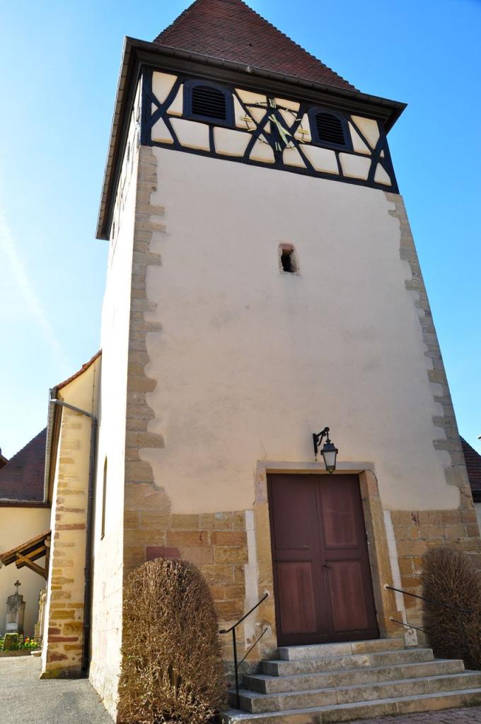 Le clocher à colombages date de 1720, les soubassements du XII° s