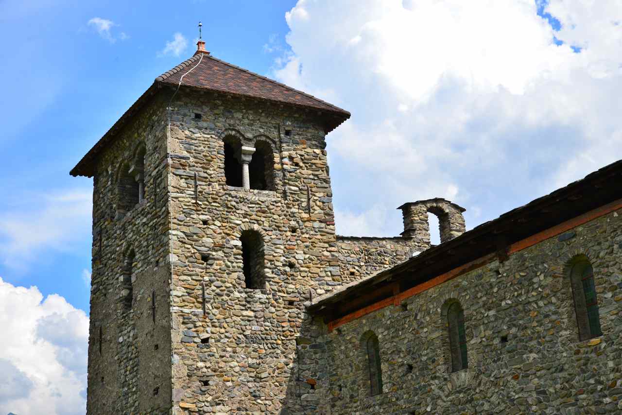 Le clocher avec ses ouvertures plein-cintre et le clocheton