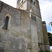 Le clocher bâti sur le croisillon nord a été reconstruit au XIV°...