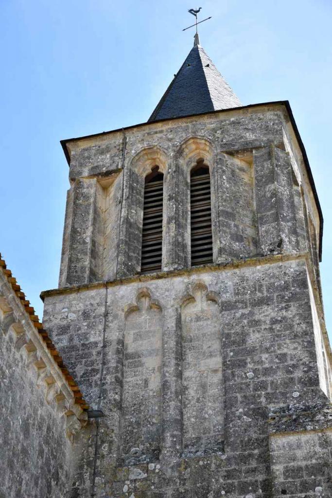Le clocher carré et ses fenêtres ogivales simulées du XVI°s