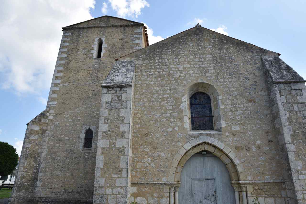 Le clocher carré remplace un clocheton au XII° siècle