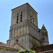 Le clocher, conçu sur un plan carré, s'élève sur une base romane ...