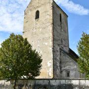 Le clocher date du XIII° et à droite la sacristie du XVII° siècle
