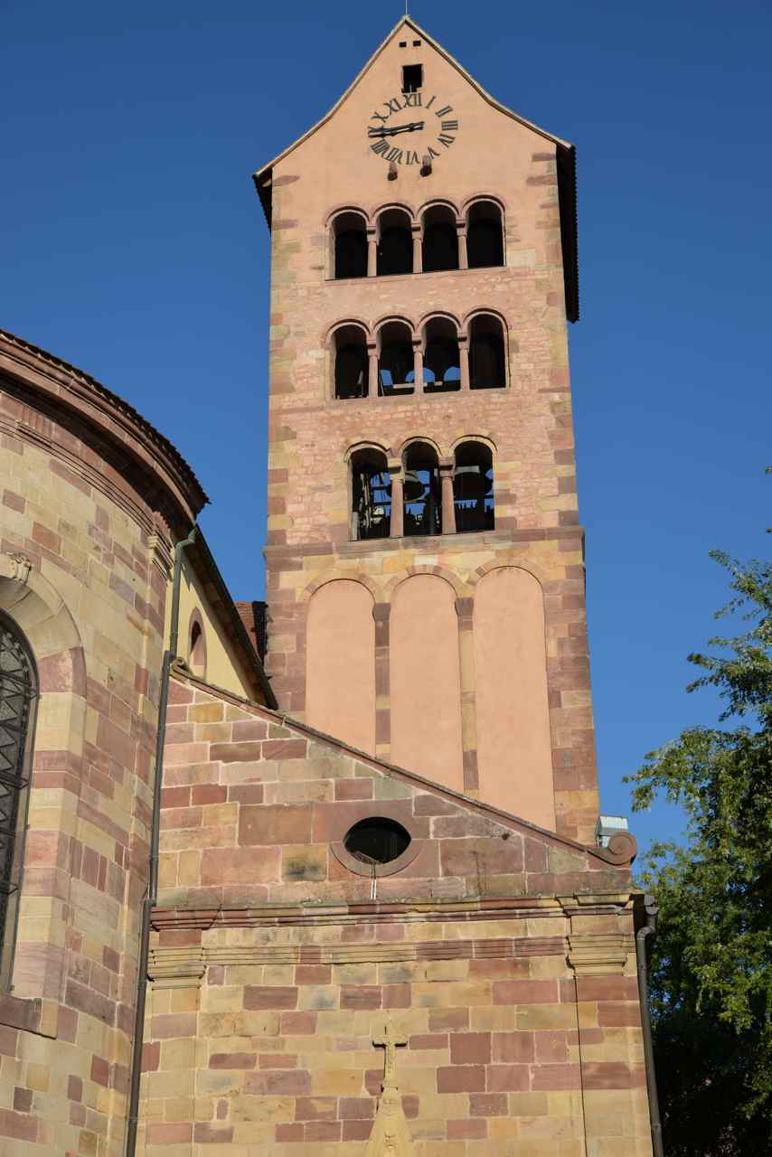 Le clocher érigé vers 1130, comporte trois niveaux de baies à arcatures.