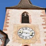 Le clocher est décoré d'une belle fresque et doté d'une horloge