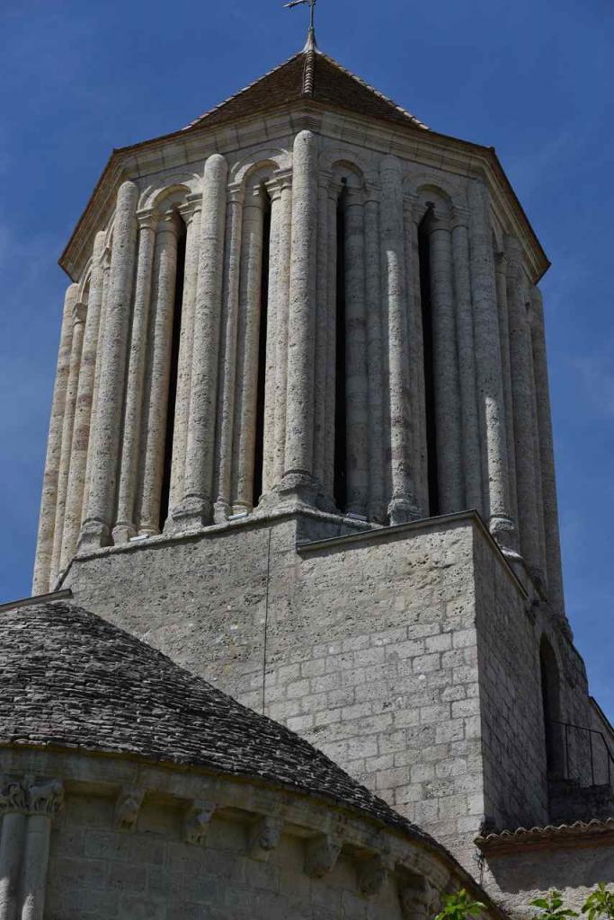Le clocher est octogonal et possède 16 ouvertures très étroites