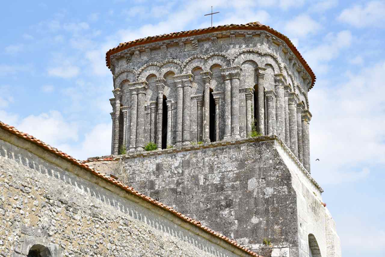 Le clocher est un des plus curieux de Saintonge