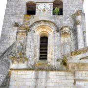 Le clocher gothique du XV° abrite les sculptures de St Pierre et de St Mathias