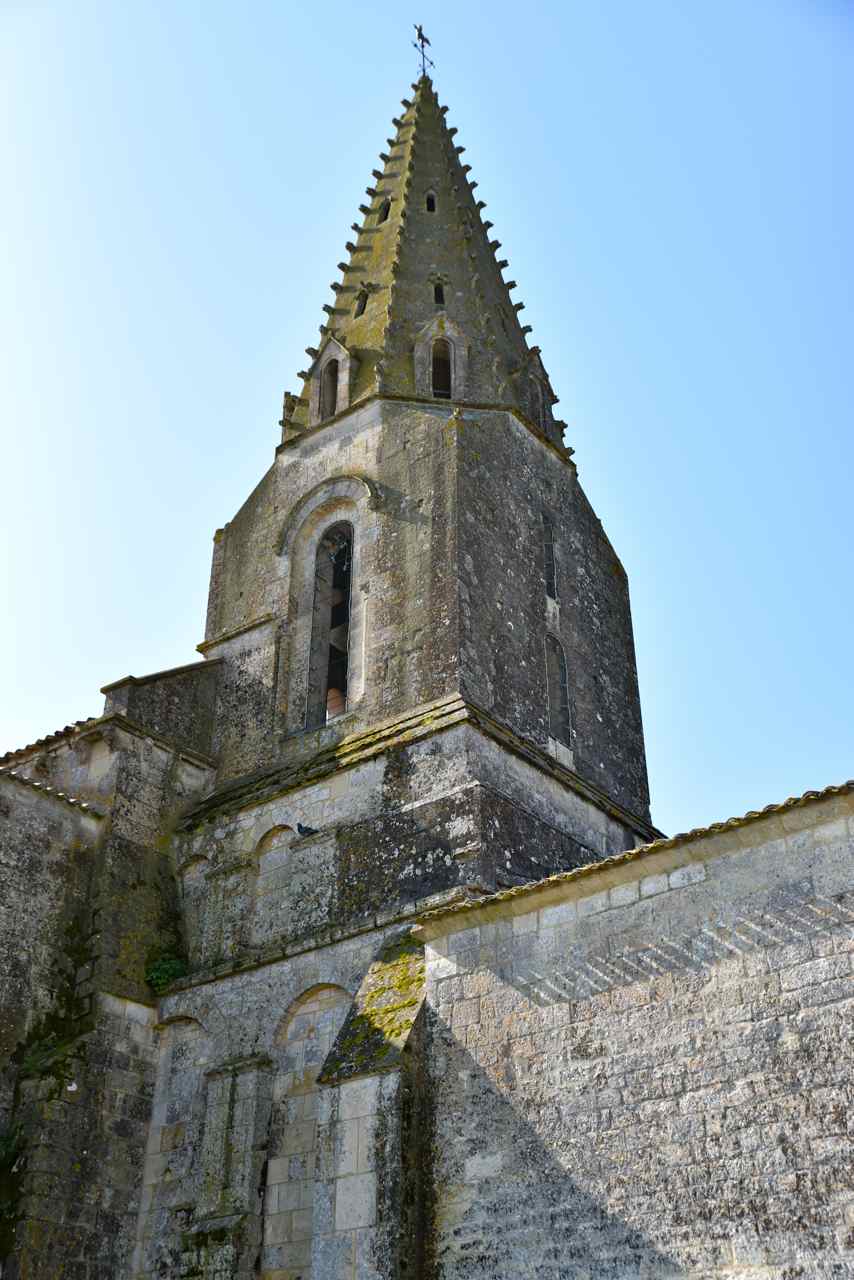 Le clocher gothique et son élégante flèche date du XV° siècle