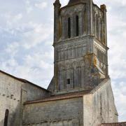 Le clocher gothique inachevé du du XIV°. Il aurait dû être surmonté d'une flèche de pierre